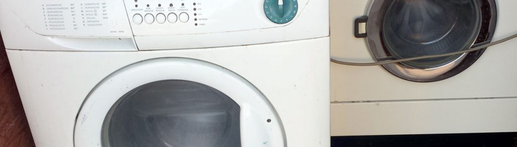 Zwei alte Waschmaschinen stehen zur E-Altgeräte-Abholung bereit