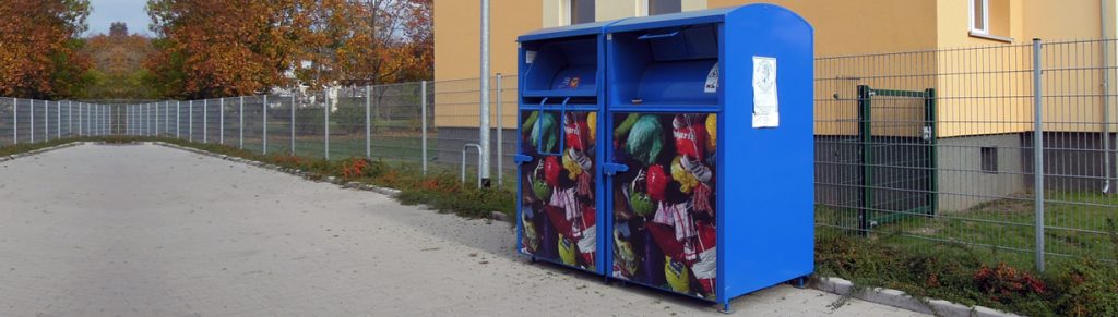 Foto: Zwei Altkleidercontainer zur Sammlung sauberer Alttextilien