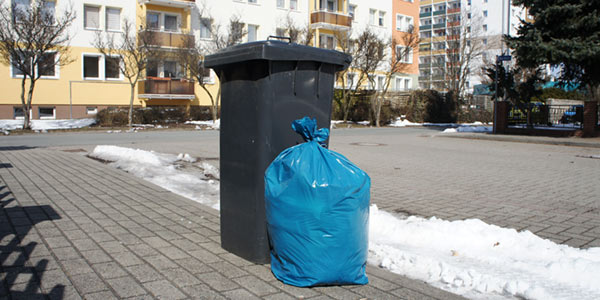 Restabfallbehälter und -sack bereitgestellt