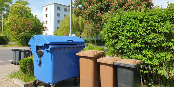 Eine Müllstandsfläche in Wolfen mit Papiercontainer