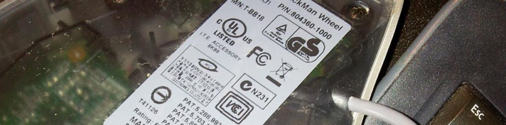 Typenschild eines E-Gerätes mit Kennzeichen "Durchgestrichene Tonne"