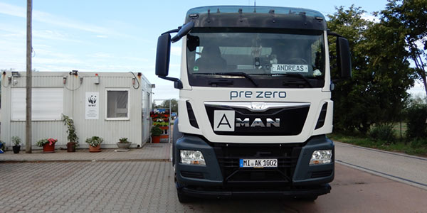 Ein PreZero Sammelfahrzeug vor der Annahmestelle Elsdorfer Straße in Köthen