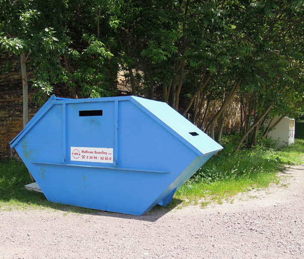 Ein blauer Papiercontainer der WR im öffentlichen Straßenland