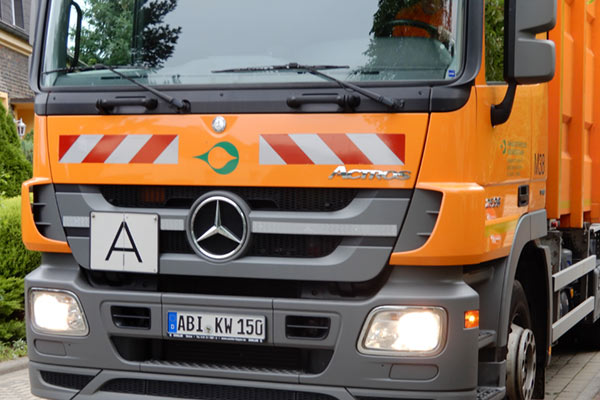 Ein Sammelfahrzeug unterwegs auf Tour