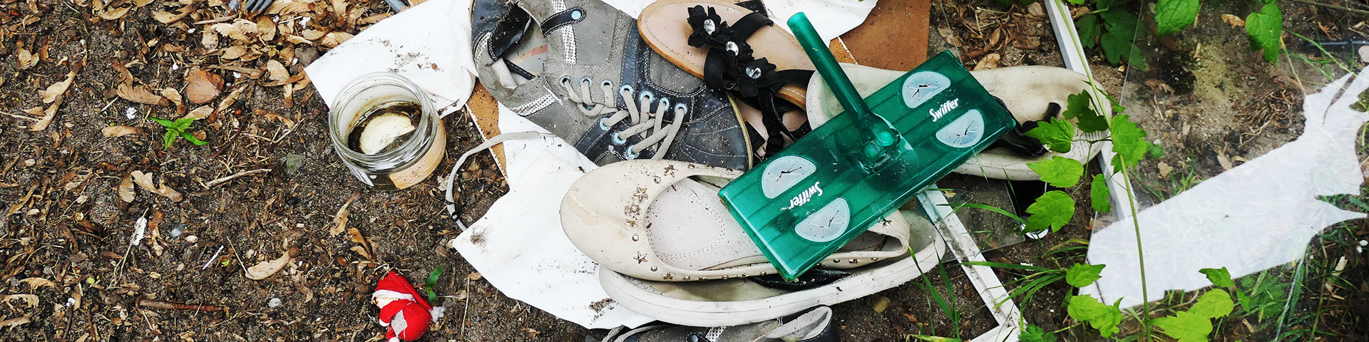 Foto | Alte Schuhe,, Altglas und mehr, einfach irgendwo hingeworfen