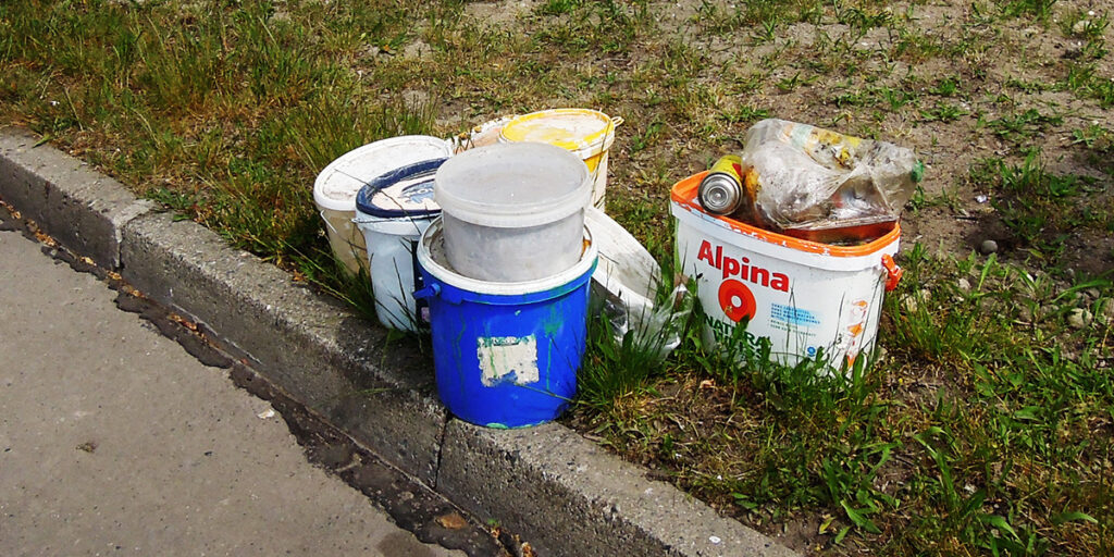 Foto | Farbeimer illegal am Straßenrand abgestellt