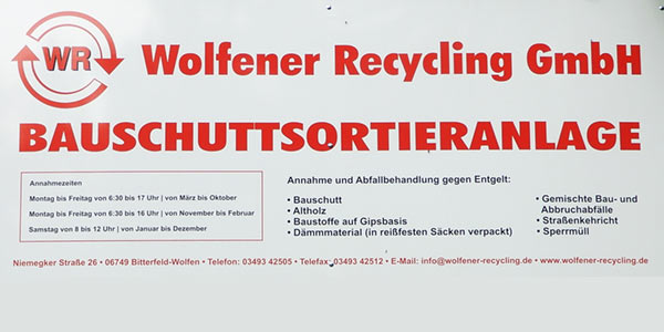 Hinweisschild der Bauschuttsortieranlage am Wegesrand