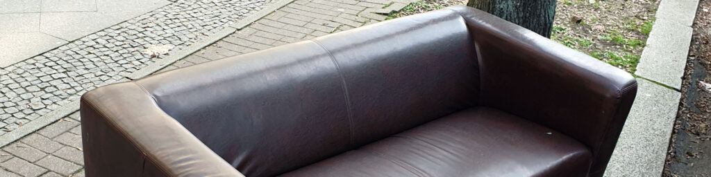 Ein altes Ledersofa steht als Sperrmüll zur Abholung bereit