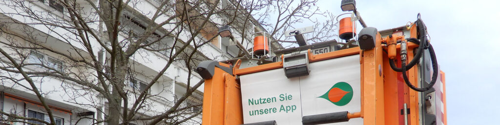 Foto: Teilansicht eines Sammelfahrzeugs, Schüttung oberer Bereich mit Kamera und Rundumleuchten