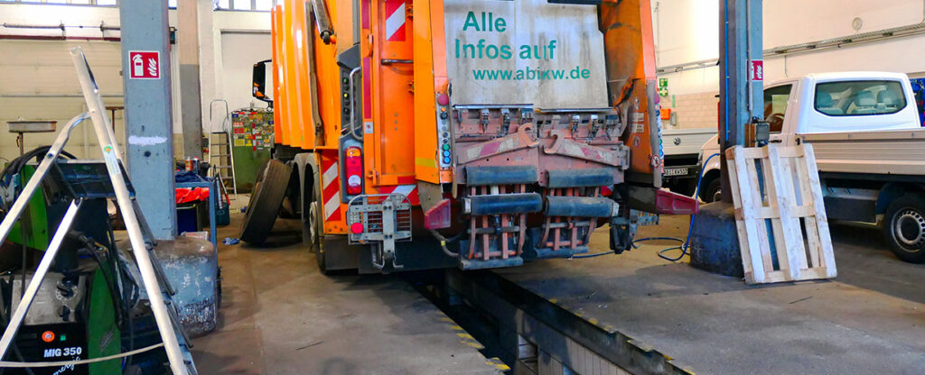 Foto: Ein Sammelfahrzeug in der ABIKW Werkstatt auf dem Betriebshof Wolfen