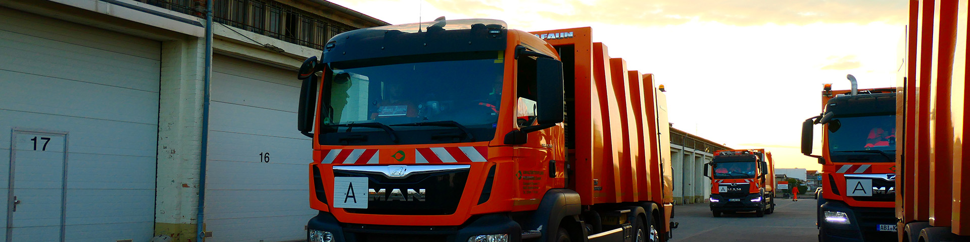 Foto: Vier ABIKW Sammelfahrzeuge verlassen den Betriebshof Wolfen