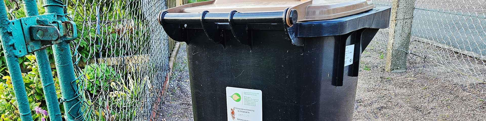 Foto: Eine Biotonne mit Aufkleber, der sie als zweite Biotonne kennzeichnet