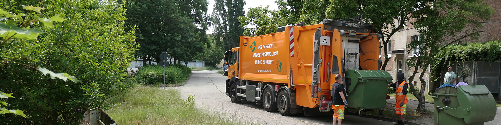 Foto: Umleerung eines Restabfallbehälters in der Zerbster Priegnitz
