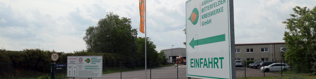 Foto: Hinweise zur Einfahrt auf den Betriebshof der ABIKW-Ndl. Zerbst/Straguth