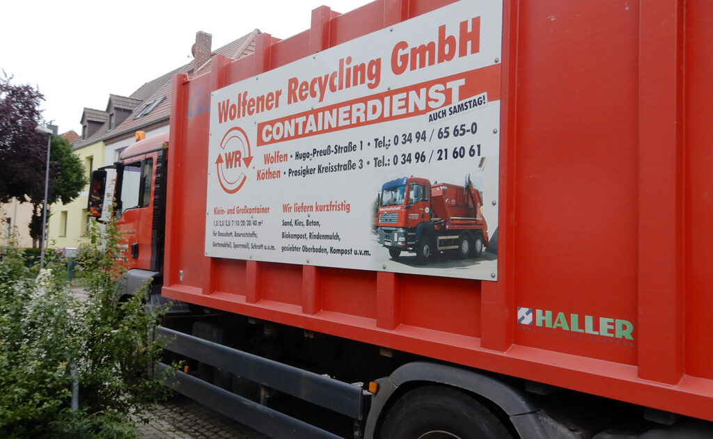 Foto | Ein Sammelfahrzeug der Wolfener Recycling GmbH bei der Einsammlung Gelber Säcke