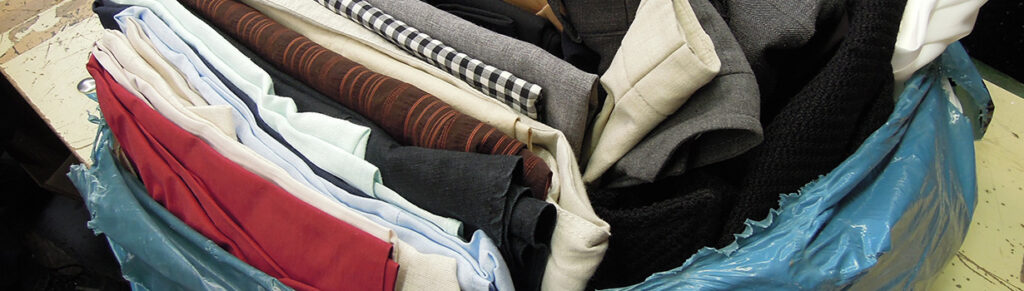 Foto: Saubere Bekleidung aus einem Altkleidersack