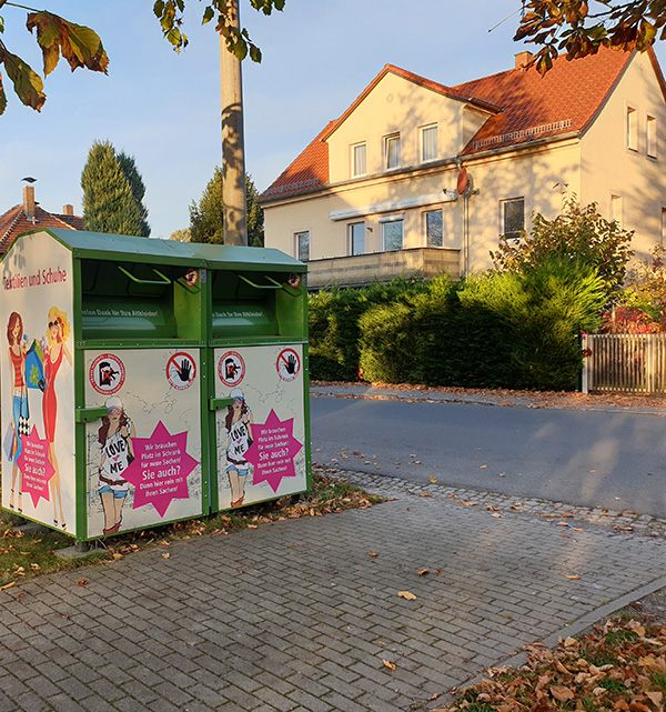 Foto: Bunt beklebter Altkleidercontainer