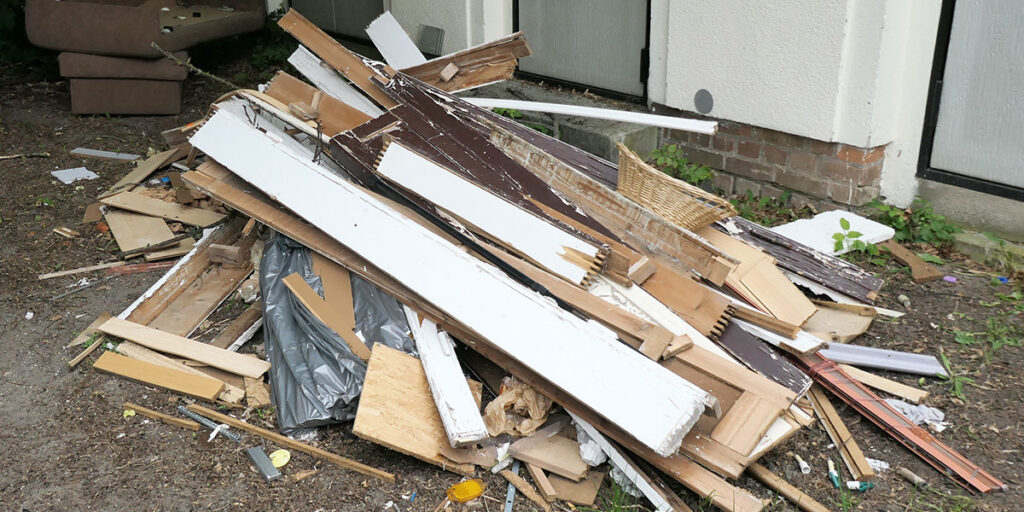 Foto | Altholz und Sperrmüll illegal im Wohngebiet entsorgt