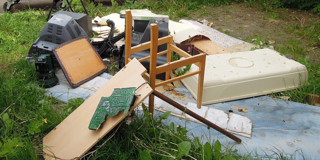 Foto | Sperrmüll illegal am Straßenrand entsorgt