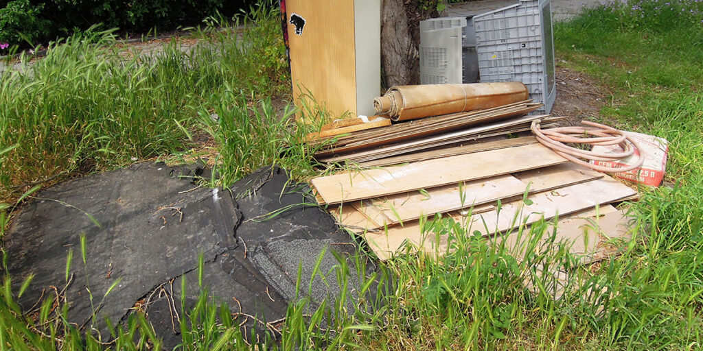 Foto: Teerpappe und Sperrmüll illegal am Straßenrand entsorgt