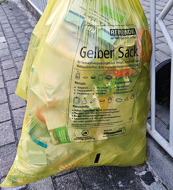 Foto: ein Gelber Sack am Zaun bereitgestellt