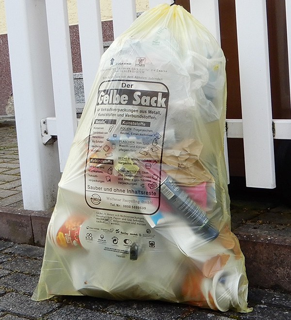 Foto: ein Gelber Sack am Zaun bereitgestellt